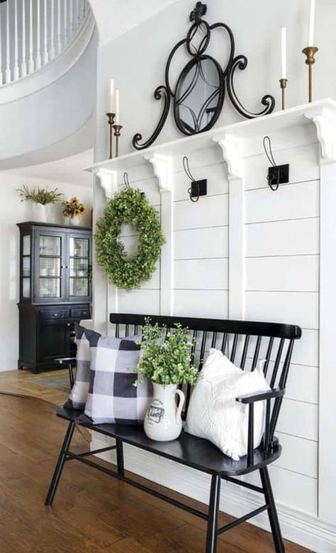 Black Bench, Mudroom Decor, Casa Country, Entry Ways, Entryway Ideas, Farmhouse Ideas, Home Entrance Decor, Farmhouse Decor Living Room, Diy Farmhouse Decor