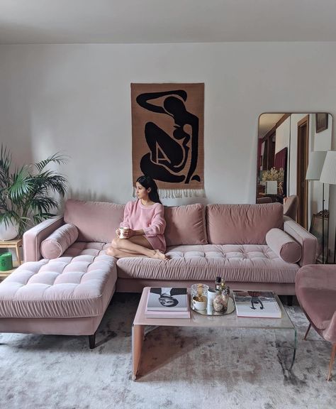 Sofa Rosa, Pink Couch Living Room, Pink Sofa Living Room, Style Californien, Girly Apartment Decor, Corner Sofa Design, Pink Bedroom Decor, Apartment Living Room Design, Pink Sofa