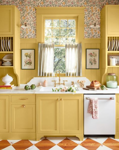 180 square foot craftsman kitchen of country living design director maribeth jones Painted Cabinets, Cottage Kitchens, Yellow Kitchen, Kitchen Wallpaper, Interior Modern, Tiny Kitchen, Cottage Kitchen, Favorite Kitchen, Kitchen Inspo