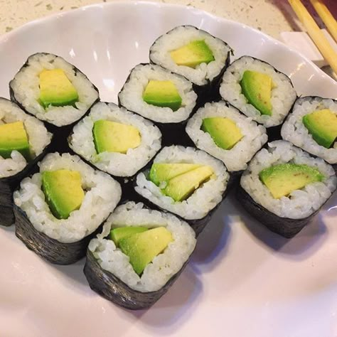 Avocado Maki, Sushi Recipes Homemade, Maki Sushi, Sushi Roll Recipes, Avocado Roll, Vegan Sushi, Fire Food, 5 Year Anniversary, Sushi Recipes