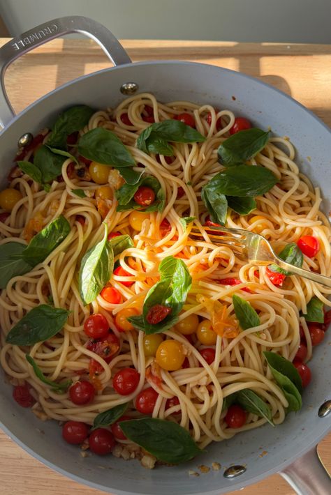 Easy Tomato, Basil & Garlic Spaghetti - The Conscious Cook Garlic Spaghetti, Tomato Basil Pasta, Simple Pasta, Easy Spaghetti, Basil Recipes, Roasted Tomato Soup, Basil Pasta, Easy Pasta Dishes, Main Dish Salads