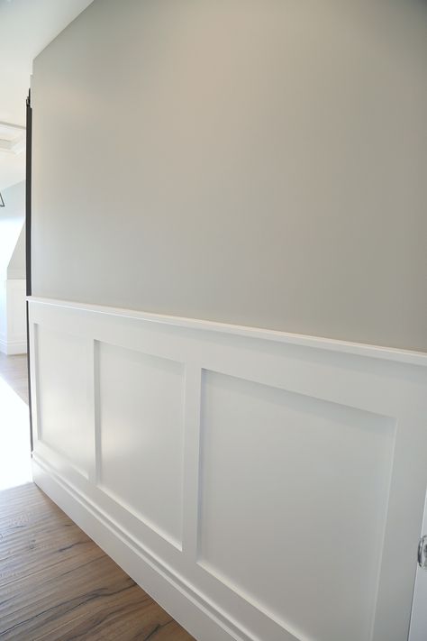 Lambriseringen Gang, Benjamin Moore Stonington Gray, Benjamin Moore Grey Owl, Stonington Gray, Benjamin Moore Gray, Interior Paint Colors Schemes, Wainscoting Styles, Trending Paint Colors, Hallway Designs