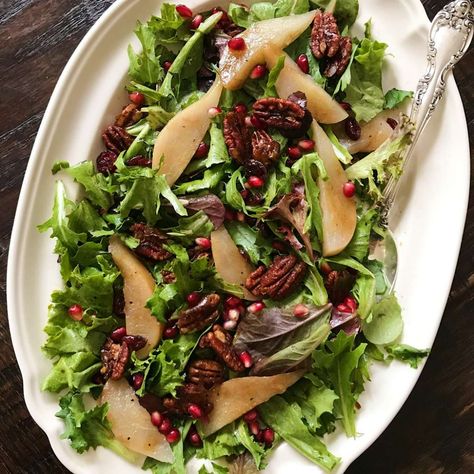 Pear Pecan Salad, Poached Pear Salad, Candied Pecan Salad, Candied Pecans Easy, Pecan Salad Recipe, Simple Balsamic Vinaigrette, Salad A Day, Candied Pecan, Pear Salad Recipes