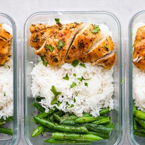 Chicken and Rice Meal Prep Bowls - The Recipe Critic Meal Prep Chicken Breast, Rice Meal Prep, Meal Prep Chicken, Chicken Breast In Air Fryer, Poached Chicken Breast, Chicken Rice Recipes, Easy Chicken And Rice, Reheat Chicken, Rice And Chicken