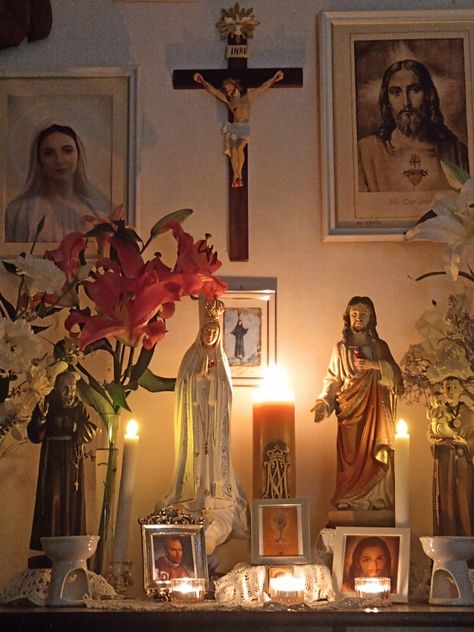 Home Altar Christian, Alter For Home, Alter Ideas Spiritual Catholic, Family Altar Catholic Home, Christian Altar Ideas, Prayer Room Ideas Catholic, Christian Altar Ideas For Home, Roman Catholic Aesthetic, Catholic Altar Home Ideas