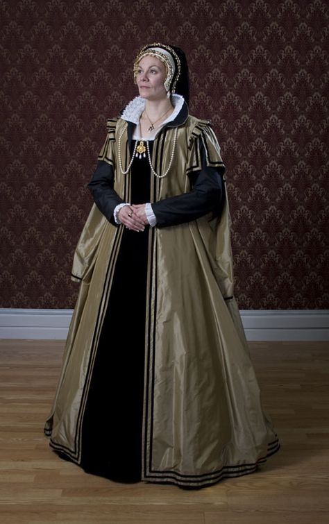 A silk taffeta loose gown over a black velvet kirtle. Worn with a French hood. Spanish Sleeves, French Hoods, Loose Gown, Elizabethan Costume, Elizabethan Fashion, 16th Century Fashion, Tudor Fashion, Tudor Costumes, Sca Garb