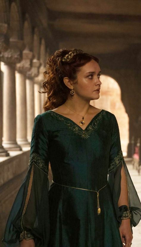 Alicent Hightower Dress, Tlk Oc, Queen Alicent, Alyssa Targaryen, Game Of Thrones Outfits, Olivia Cooke, Alicent Hightower, Green Queen, Targaryen Aesthetic