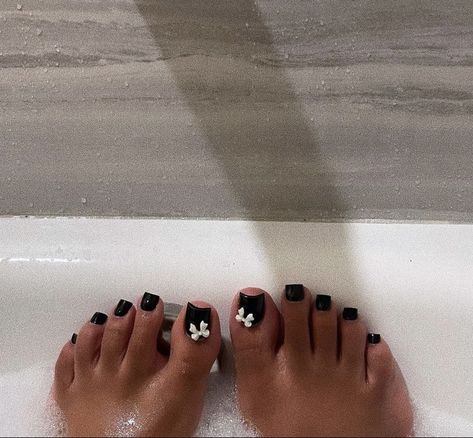 Pedicure With Design, Luxury Pedicure, Black Acrylic Pedicure, Black Toes With Design, Bow Toe Nails, Black And White Toe Nails, Classy Pedicure Ideas, Goth Toe Nail Designs, Black French Toes