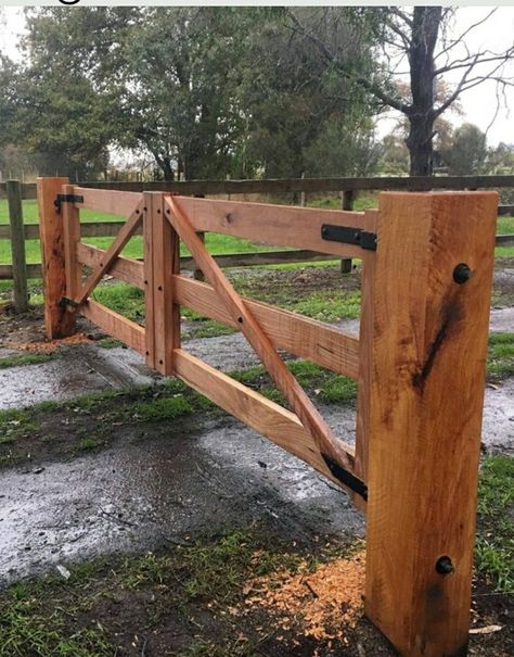 Farm Fence Gate, Farm Gates Entrance, Wood Gates Driveway, Wooden Fence Gate, Wood Fence Gates, Post And Rail Fence, Farm Gates, Driveway Entrance Landscaping, Pasture Fencing