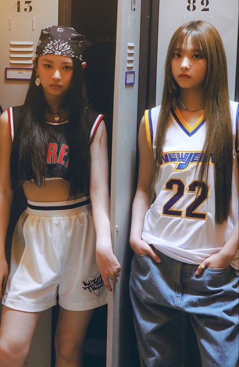 Haerin Omg, Basketball Clothes, New Jeans Style, Mode Vintage, 2000s Fashion, Kpop Outfits, Stage Outfits, Pop Fashion, Kpop Idols