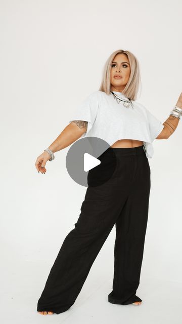 Elizabeth Haislip on Instagram: "Guess what time it is!!! Crop top season! 😍 With the weather getting warmer, I thought it’d be helpful to give some tips on how to style your cropped tees—for when you want that cropped look, but still have your stomach covered. 🖤
Also, don’t get me wrong, you can show off your whole tummy in that crop-top, babe! I just know that sometimes I want some extra coverage and thought this would be helpful. 🖤 I know you’ll look amazing either way 🥰

1. High-Waisted Pants: pairing your cropped tees with high-waisted pants still allows for the cute cropped fit, but gives you some extra stomach coverage. 
2. Wear a brami (or tank) underneath your cropped tee! That way whenever you lift up your arms, you still have that coverage. 

#midsizefashion #midsizeinspo #c Mom Belly, Cropped Tees, Oversized Crop Top, Mid Size Fashion, Crop Top Outfits, How To Get Warm, Be Helpful, Cropped Tee, Crop Tshirt