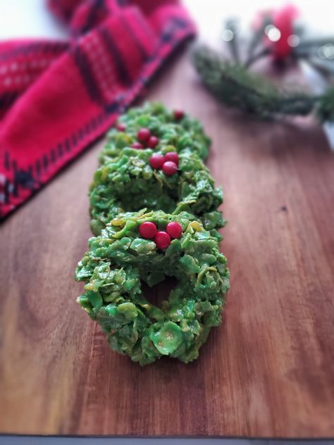 No-Bake Christmas Wreath Cookies No Bake Wreath Cookies, Christmas Wreaths Cookies Corn Flakes, Christmas Wreaths Cookies, Christmas Cookie Wreath, Christmas Cookie Board, Gf Christmas Cookies, Cornflake Wreaths, Praline Crunch, Christmas Breads