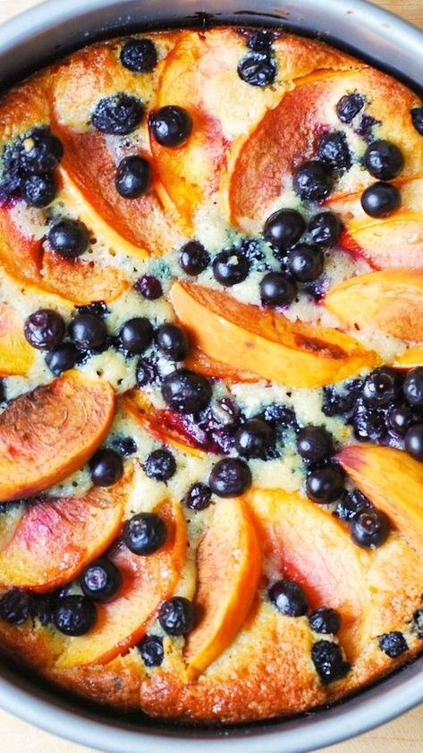 Blueberry Greek Yogurt Cake, Greek Yogurt Cake, Peach Blueberry, Torte Cupcake, Greek Yogurt Recipes, Peach Desserts, Yogurt Cake, Peach Recipe, Blueberry Recipes