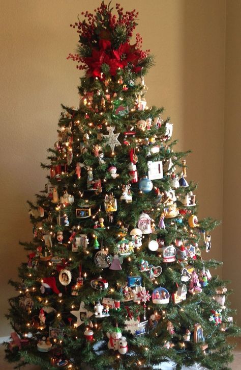 #RoyalFamily #ChristmasTree #HolidaySeason #FestiveDecor #FamilyTraditions #ChristmasCelebration #RoyalChristmas #TreeLighting #YuletideJoy #WinterWonderland #ChristmasSpirit #RoyalTraditions #MerryAndBright #SeasonOfGiving #JoyfulMoments #ChristmasMagic #ChristmasWishes #FamilyGathering #ChristmasCheer Classic Family Christmas Tree, Christmas Tree Ornaments Aesthetic, Christmas Tree With Random Ornaments, Traditional Family Christmas Tree, Family Ornament Christmas Tree, Random Ornament Christmas Tree, Random Christmas Tree, 90s Christmas Tree, Nostalgic Christmas Tree