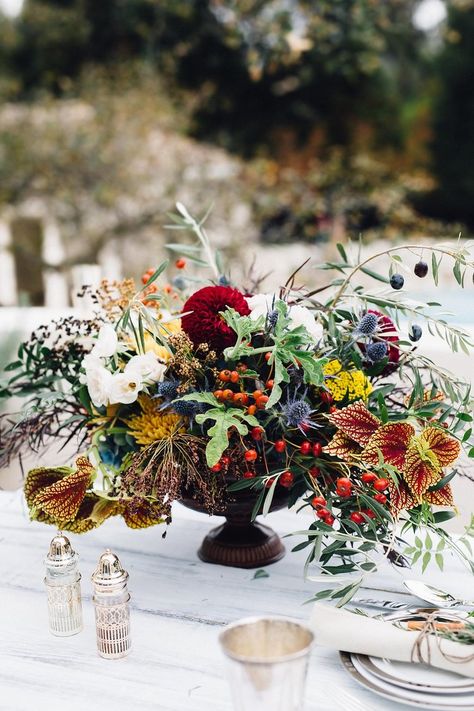 Gold Winter Wedding, Maroon Wedding, Flower Farmer, Autumn Table, Winter Wedding Inspiration, Wedding Chicks, Winter Flowers, Wedding Flower Arrangements, Arte Floral