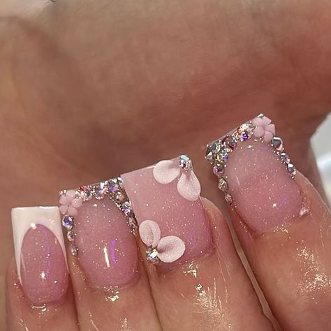 Alma Ga Nail & Toe tech 👸🏽 on Instagram: "shorties 😍  -  -  -  #nailsnailsnails #nailinfluencer #nailinspo #nailinspiration #nailinstagram #nailtechvideos #nailart #nailaddict #nailsofinstagram #explore #explorepage #reels #viralreels #912nailtech" Nail Inspired For Birthday, Short 15 Nails, Birthday Sets Nails Short, Small Nails Square, Natural Realistic Acrylic Nails, Nails Idea Birthday, Pink And White Nails With Flowers, Pink Christmas Nails Short Square, Nail Into Short