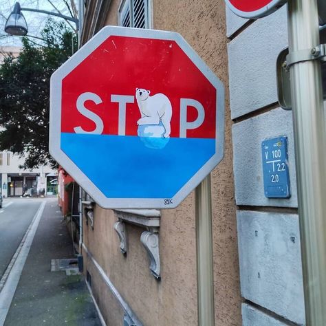 Panneau Stop, Art Intervention, Street Installation, French Street, Graffiti Artwork, Amazing Street Art, Stop Sign, Traffic Signs, Street Signs