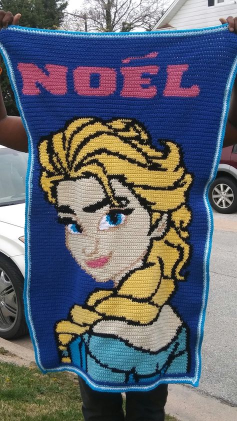 Crocheted Frozen Elsa blanket. Crafted by Kikyo Kazama. Disney Graphs, Frozen Blanket, All Crafts, Frozen Elsa, Elsa Frozen, All Craft, Breien, Crochet Projects, Cross Stitch Patterns