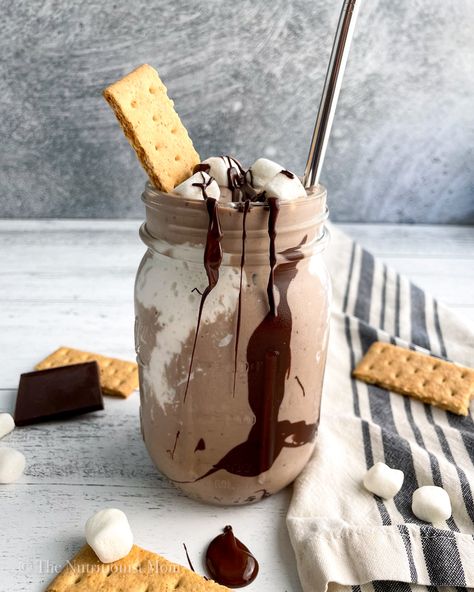 Chocolate Caramel Protein Shake, S’mores Smoothie, Protein Smoothie Chocolate, Smores Protein Shake, Paleo Milkshake, High Protein Milkshake, Protein Milkshake Recipe, Healthy High Protein Foods, Mocha Milkshake