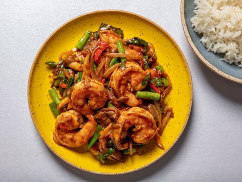 A savory-sweet Thai stir-fry made with shrimp, oyster mushrooms, long beans, and nam prik pao. Seafood Stuffed Shells Recipe, Nam Prik Pao, Seafood Main Course, Nam Prik, Seafood Stuffed Shells, Asian Seafood, Spicy Shrimp Recipes, Thai Stir Fry, Creamy Carrot Soup