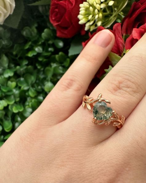 Mother Earth - heart shaped moss agate ring with a leaf and vine band 🍃 Beautiful ring straight out of an enchanted forest in a fairytale 🌹 #mossagatering #mossagate #mossagatejewelry #heartring #fantasyring #fantasyjewelry #fairycore #fairytalejewelry #mossagateheart #crystalring #uniquering #gemstonering #lovering #promisering #selflovejewelry #natureinspiredjewelry #enchantedwedding #ringinspo #ringinspiration #leafring #leafband Enchanted Forest Ring, Engagement Rings Earthy, Engagement Rings Crystal, Earthy Wedding Rings, Fairy Forest Wedding, Wedding Theme Aesthetic, Engagement Rings Nature, Unique Engagement Rings Non Traditional, Moss Agate Engagement Rings