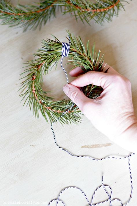 How to make your own DIY mini wreaths in just a few simple steps Tiny Wreaths Diy, Diy Small Wreath, Mini Wreaths Diy, Small Wreath Ideas, Barn Party Decorations, Small Christmas Wreaths, Christmas Wreath Simple, Mini Wreath Diy, Wire Christmas Wreath