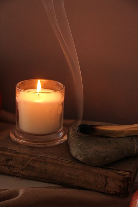 Diffuser Aesthetic Night, Aroma Therapy Aesthetic, Spa Vibes Aesthetic, Aromatherapy Images, Insence Aesthetic, Sandalwood Aesthetic, Home Spa Aesthetic, Senses Aesthetic, Palo Santo Aesthetic