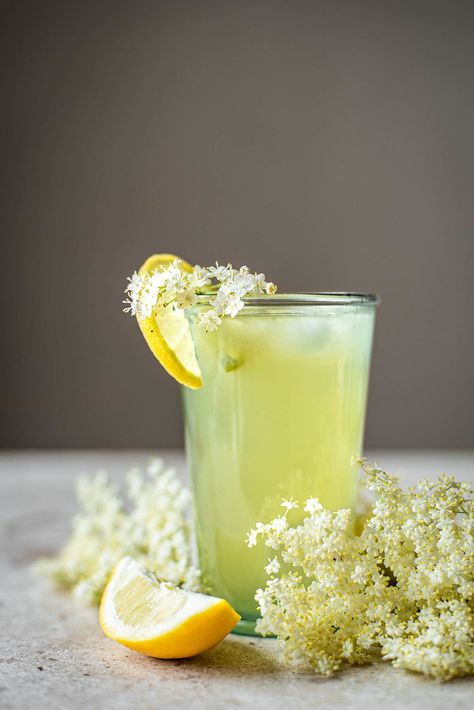 Elderflower lemonade, made with fragrant elderflowers, honey, and lemons. This is a floral, spring take on honey lemonade, and well worth seeking out elder for. #elderflower #gathering #wildfood #lemonade #honey #drinks #spring Honey Drinks, Elderflower Lemonade, Elderflower Recipes, Elderberry Flower, Honey Lemonade, Mead Recipe, Elderberry Recipes, Soda Syrup, Elderflower Cordial