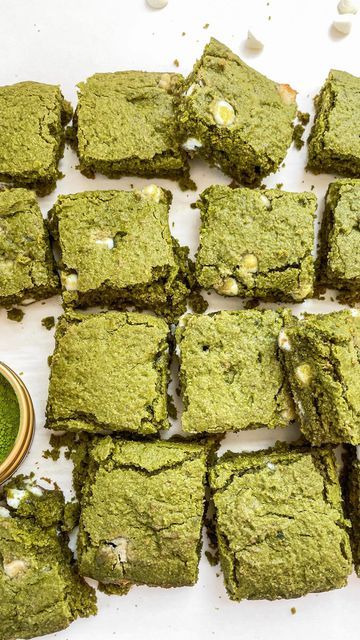 White Chocolate Chip Brownies, Matcha Recipe Baking, Matcha Brownies, Matcha White Chocolate, Brownie Bars, Chocolate Chip Brownies, White Chocolate Chip, Delicacy Food, Easy Baking Recipes Desserts