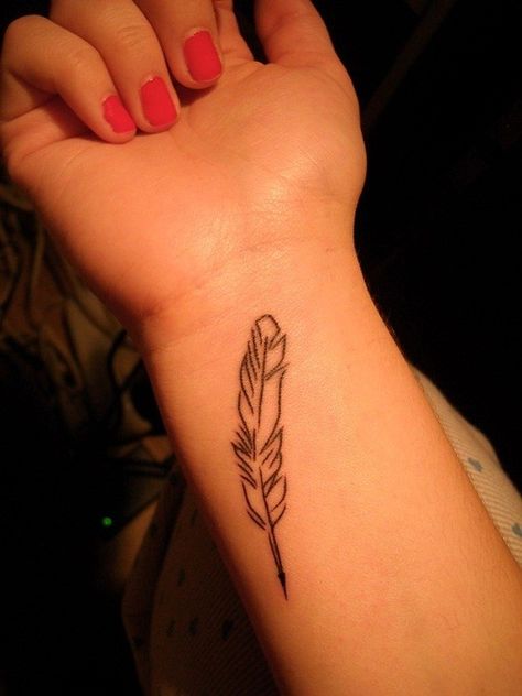 Writer Tattoo, Quill Tattoo, Small Feather Tattoo, Tattoo Feather, Feather Tattoo Design, Pen Tattoo, Trendy Tattoo, Arrow Tattoos, Feather Tattoo