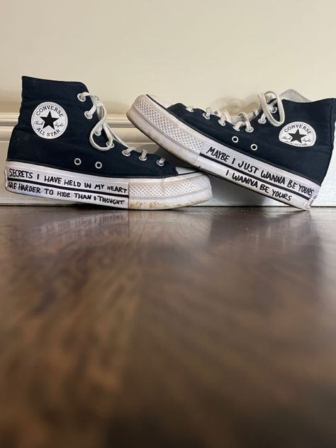 Writing In Converse, Converse Shoes Writing, Custom Converse Grunge, Artic Monkeys Outfits Concert, Converse Shoelace Ideas, Converse Shoes Beads, Shoe Design Converse, Arctic Monkeys Concert Fits, What To Write On Converse