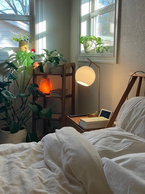 Room Inspiration Aesthetic Green, Cozy Minimalist Room Ideas, Bedrooms With Plants Aesthetic, Minimalistic Plant Bedroom, Bedroom First Apartment, Indoor Plants Minimalist, Cozy Plants Bedroom, Big Room Inspo Minimalist, Minimalist Room With Color