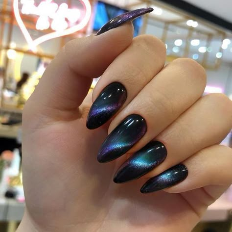 The hottest trend right now: cat eye nails including the classic cat eye nails design and interesting cat eye nail ideas Black Chrome Nails, Nail Fashion Trends, Black Gel Nails, Unghie Sfumate, Magnetic Nail Polish, Cat Eye Nails Polish, Holiday Sweets, Galaxy Nails, Black Nail Art