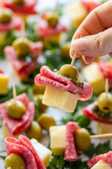 Perfect toothpick appetizer - cheese, salami and olive #ThanksgivingDinnerDelights Cheese Toothpick Appetizers, Salami Finger Food, Charcuterie Toothpick Ideas, Cheese Olives Appetizer, Meat And Cheese Skewers, Appetizer Toothpicks, Olive Appetizer, Toothpick Appetizers, Christmas Party Snacks