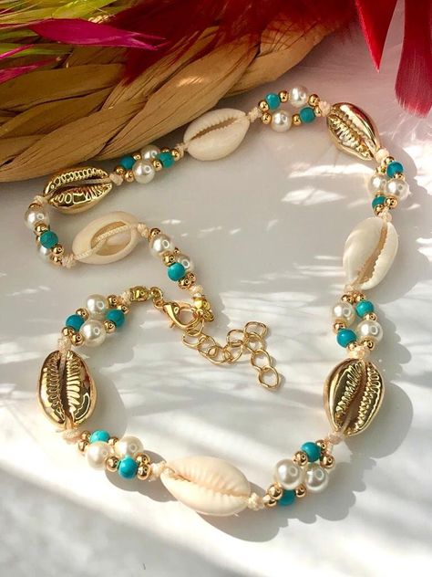 Cowrie Shell Jewelry Necklaces, Gold Shell Necklace, Cowrie Shell Jewelry, Cowrie Shell Necklace, Crochet Hair Clips, Pretty Jewelry Necklaces, Mermaid Jewelry, Seashell Jewelry, Diy Bracelets Easy