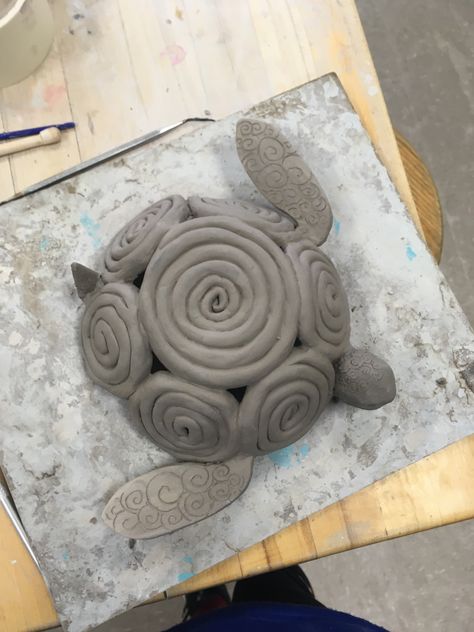 Turtle Coil bowl Pottery Coil Pot Ideas, Simple Coil Pottery Ideas, Coil Bowl Designs, Clay Coil Animals, Coil Clay Pot Ideas, Coil Clay Sculptures, Coil Pot Inspiration, Clay Coils Ideas, Ceramics Coil Vase