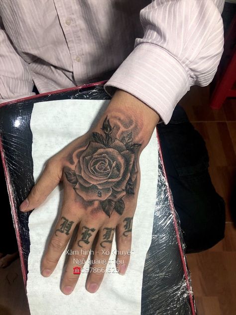 Hand Tattoo Rose Men, Backhand Tattoos Men, Rose With Leaves Tattoo, Rose Hand Tattoo Men, Unique Hand Tattoos For Men, Cool Hand Tattoos For Men, Trendy Hand Tattoos, Hand Tattoos For Men, Tato Maori