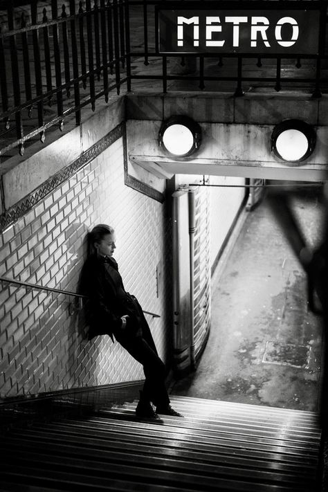 Paris Night Photoshoot, Photoshoot Ideas Paris, Paris Portrait Photography, Subway Station Photoshoot, Metro Photoshoot Aesthetic, Metro Photoshoot Ideas, Street Night Photoshoot, Night Street Photography Portrait, Paris Street Photography