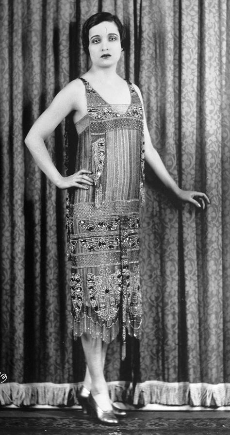 Original 1920s flapper photo 1920s Evening Gowns, Look Gatsby, 1920s Evening Dress, 1920 Style, Style Année 20, Flapper Girls, 1920s Women, Flapper Dresses, Old School Fashion