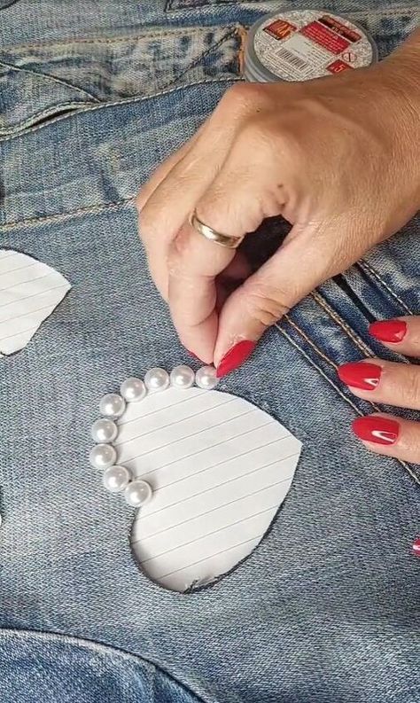 Pearls On Jeans Diy, Pearls On Clothes Diy, How To Bejewel Clothes, Diy Heart Jeans, Denim Hearts Diy, Embellished Clothing Diy Ideas, Diy Fashion Crafts, Diy Jean Designs, Jean Jacket Embellishments Ideas