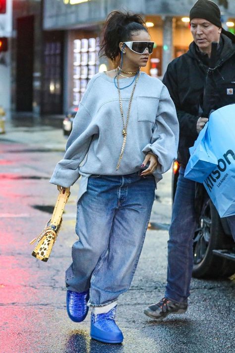 Rihanna Street Style, Looks Rihanna, Rihanna Outfits, Rihanna Looks, Walking Down The Street, Rihanna Style, Bad Gal, Fall Fits, Streetwear Fashion Women