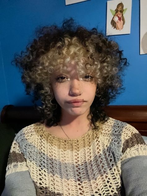 Blonde Bangs Dark Hair Curly, Dye Jobs For Curly Hair, Real Curly Hair Styles Natural Curls, Craftcore Aesthetic Outfits, Wolfcut Curly Hair Short 3b, Curly Shag Haircut Black Women, Racoon Tail On Curly Hair, Wolfcut Natural Hair, 3b Dyed Hair