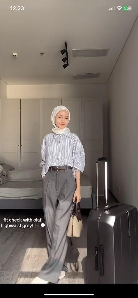 Outfit Kampus Hijab Casual, Campus Outfit Hijab, Going To Class Outfit College, Office Outfits Women Hijab, Outfit Kampus Hijab, Outfit Kulot, Grey Shorts Outfit, Outfit Kantor, Minimalist Fits