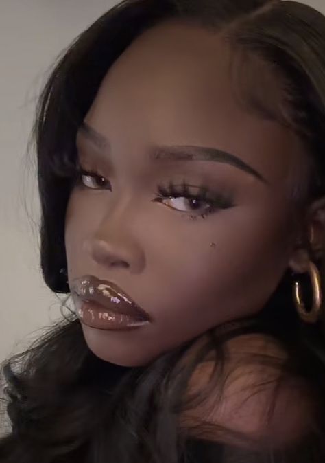 Dark Girl Makeup Black Women, 2015 Makeup Trends, Makeup With Beauty Mark, Dark Makeup On Black Women, No Contour Makeup, School Pictures Makeup, Glossy Eyeshadow Tutorial, Asian Style Makeup, Eyebrow Goals Natural