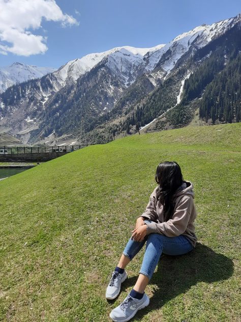 Poses In Mountain Women, Trip Photo Poses, Pics On Mountains, Poses On Mountain Top, Poses With Mountains, Photoshoot On Mountain, Girl In Mountains Aesthetic, Mountain Aesthetic Photos, Nature Photography Ideas People