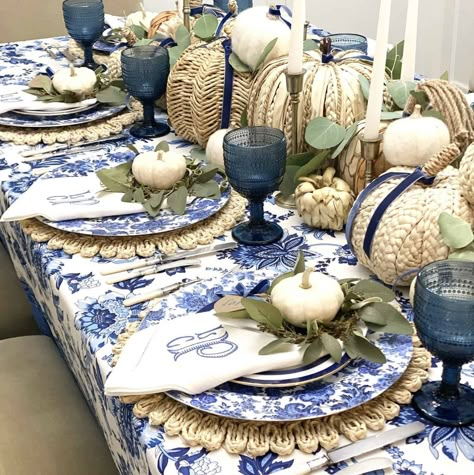 Blue Thanksgiving Table Decor, Simple Thanksgiving Tablescapes, Thanksgiving Tablescapes Ideas, Blue Thanksgiving Table, Blue And White Table Setting, Pumpkin Tablescape, Blue Thanksgiving, White Table Setting, Candlelit Table