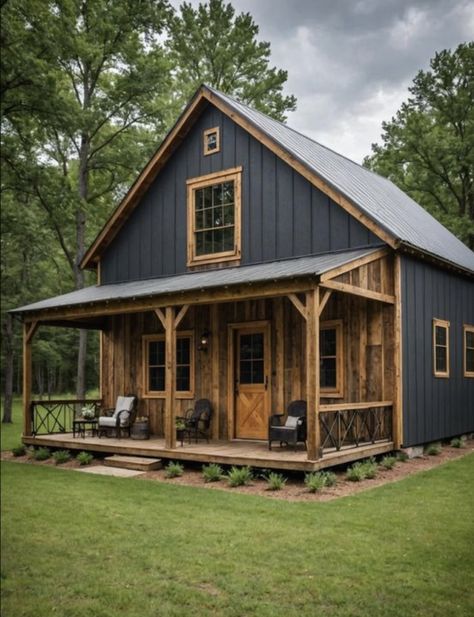 Country Cabins In The Woods, Exterior Farmhouse Remodel, Rustic Cabin Design Ideas, Rustic Small House Interior, Small Cozy Barndominium, Cabin Ideas Decorating, Rustic Cottage Farmhouse, Small Barndominium Exterior, Modern Rustic Cabin Exterior