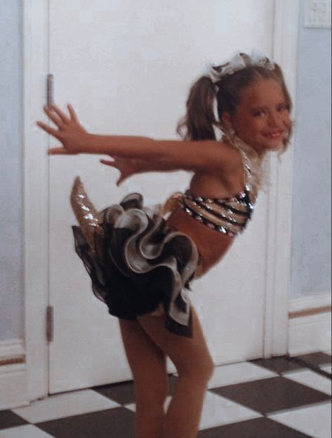 Dance Moms Season 2, Mackenzie Ziegler Dance, Bee Dance, Mckenzie Ziegler, Dance Moms Outfits, Dance Moms Mackenzie, Dance Moms Chloe, Dance Moms Costumes, Mack Z