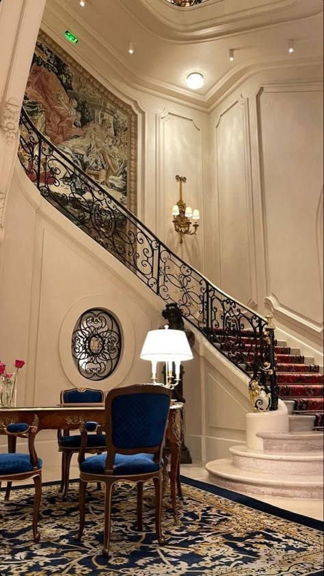 Bars In Paris, Luxury Romance, French Style Decor, Hotel Bars, Old Money House, Paris Rooms, House Interior Design Styles, Elegant Living Room Design, Paris Hotel