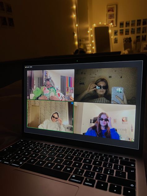 Group Facetime Aesthetic, Friends Aesthetic Selfies, Meeting New Friends Aesthetic, Online Friends Photo Ideas, Facetiming Friends Aesthetic, Online Best Friend Aesthetic, Internet Best Friends Aesthetic, Meeting Online Friends Aesthetic, Nerd Friends Aesthetic